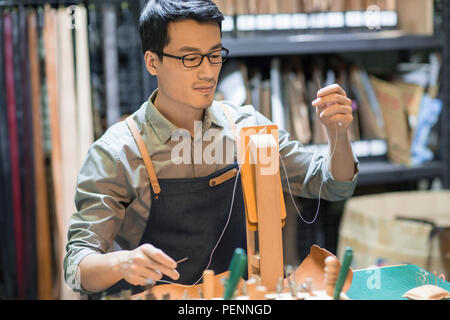 Junge leder Handwerker arbeiten im Studio Stockfoto