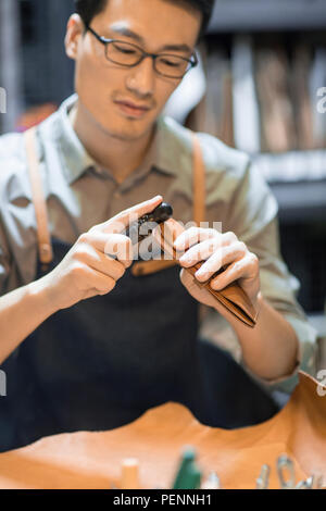 Junge leder Handwerker arbeiten im Studio Stockfoto