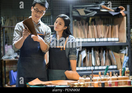 Junge leder Kunsthandwerker arbeiten im Studio Stockfoto