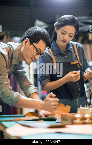 Junge leder Kunsthandwerker arbeiten im Studio Stockfoto