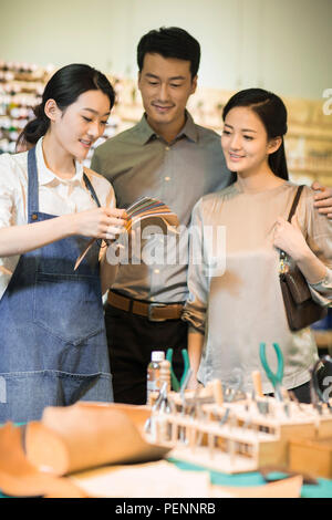 Leder shop besitzer Leder zu erklären, Kunden Stockfoto