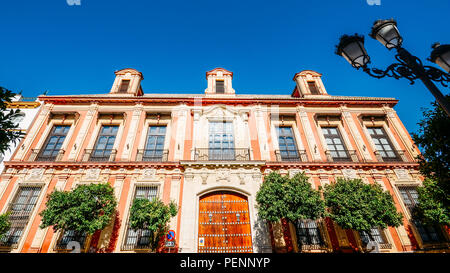 Sevilla, Spanien - 14. Juli 2018: Erzbischof's Palace in Sevilla, Palacio Arzobispal de Sevilla, am Plaza Virgen de los Reyes, Sevilla Stockfoto