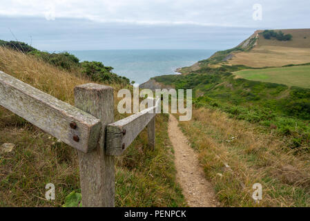 Fußweg neben einem Zaun auf dem Weg nach unten zu Chapman's Pool, Jurassic Coast, Purbeck, Dorset, England, Großbritannien Stockfoto