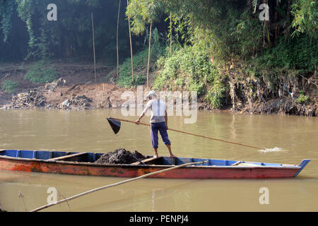 Flusssand miner Arbeiten an Lastkahn, Citarum Fluss, Bandung, Indonesien Stockfoto