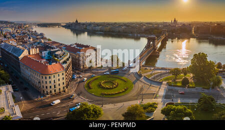 Budapest, Ungarn - Panoramablick auf die Antenne auf die Skyline von Clark Adam Square Kreisverkehr bei Sonnenaufgang mit Donau, Széchenyi Kettenbrücke und St. Stephen Stockfoto