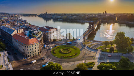 Budapest, Ungarn - Panoramablick auf die Antenne auf die Skyline von Clark Adam Square Kreisverkehr bei Sonnenaufgang mit Donau, Széchenyi Kettenbrücke und St. Stephen Stockfoto