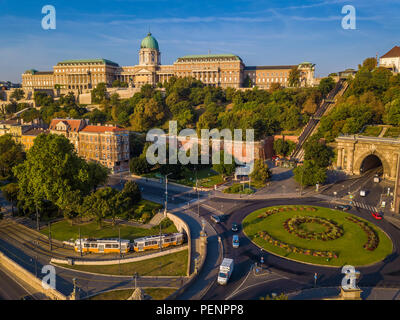 Budapest, Ungarn - Clark Adam Square Kreisverkehr von oben bei Sonnenaufgang mit Buda Castle Royal Palace und Tunnel und traditionellen gelben Tram Stockfoto