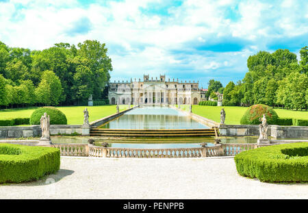 Padula, Italien, 25. Mai 2017: Die Ställe des achtzehnten Jahrhunderts Villa Pisani von der Parki gesehen Stockfoto