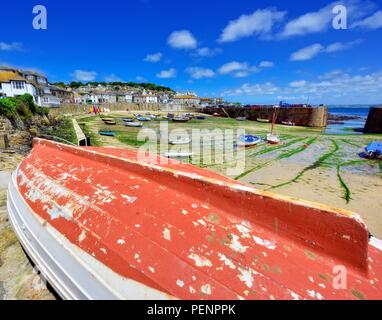 Ruderboot auf trockenem Land in Fowey, Cornwall, England, Großbritannien Stockfoto