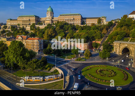 Budapest, Ungarn - Clark Adam Square Kreisverkehr von oben bei Sonnenaufgang mit Buda Castle Royal Palace und Tunnel und traditionellen gelben Tram Stockfoto