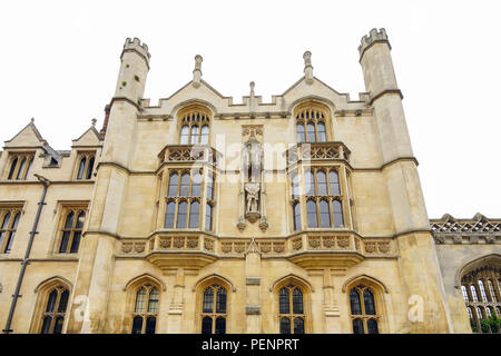 King's College der Universität Cambridge, Henry VIII Statue auf der Fassade. Cambridge, Großbritannien Stockfoto