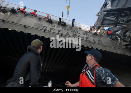 160109-N-WV703-177 ROTA, Spanien (9. Januar 2015) Schiff Serviceman Seemann Dylan Smith, Suche und Rettung Schwimmer, links, und der Bootsmann Mate 2. Klasse Ryan Feeney Ansatz USNS Speerspitze (T-EPF 1) im kleinen Boot Betrieb 9. Januar 2016. Das Military Sealift Command expeditionary schnellen Transportschiff USNS Speerspitze auf einen geplanten Einsatz in den USA ist 6. Flotte Einsatzgebiet zur Unterstützung der internationalen Zusammenarbeit Kapazitäten Programm Afrika Partnerschaft Station. (Foto: U.S. Navy Mass Communication Specialist 3. Klasse Amy M. Ressler/freigegeben) Stockfoto