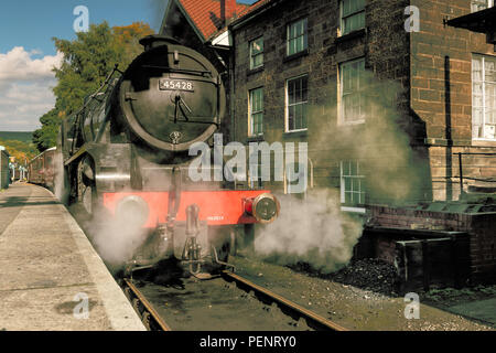 Erhaltene Lokomotive 45428 Eric Treacy Stanier Black Five Klasse steht bei Grosmont Station auf der North Yorks Moors Railway. Stockfoto