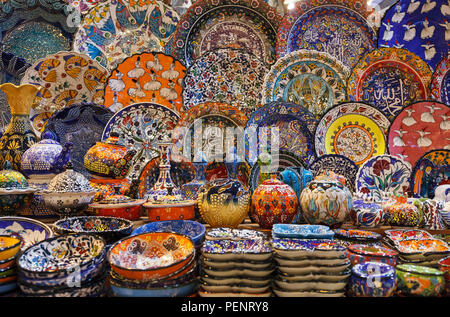 Sammlung von traditionellen Türkischen keramischen Souvenirs am Großen Basar in Istanbul, Türkei. Stockfoto