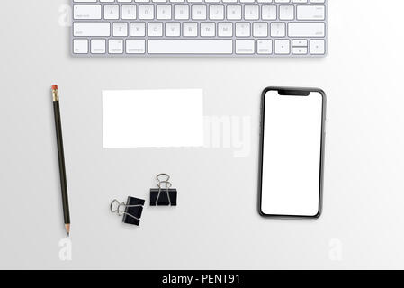 Telefon- und Visitenkarte mockup auf Weiß Büro Schreibtisch. Tastatur, Poster, Clips und Bleistift neben. Stockfoto