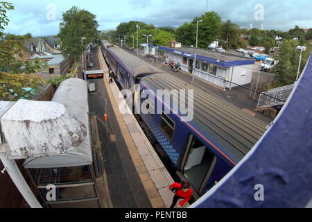 Drumchapel Bahnsteig, Zug im Bahnhof Glasgow, UK Stockfoto