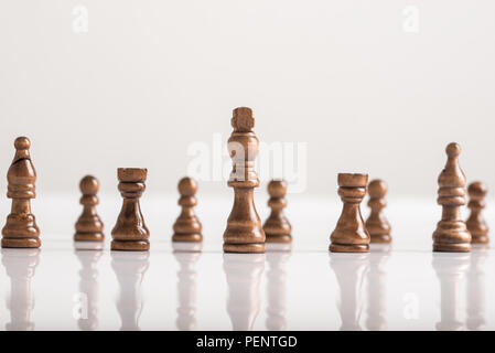 König Schach Stück mit Schach Figuren stehen auf weißen Tisch in einem konzeptionellen Bild. Stockfoto