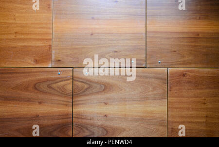 Holz Wandelemente Hintergrund. Gelenke der dekorativen Veredelung von Holz Panels an Innen-, Außen Wänden oder Fassaden. Stockfoto