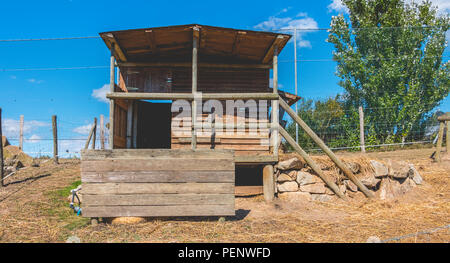 Kleine Holzhütte für Tiere auf einer Wiese verwendet Stockfoto