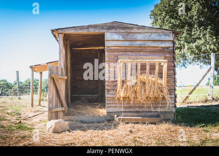 Kleine Holzhütte für Tiere auf einer Wiese verwendet Stockfoto