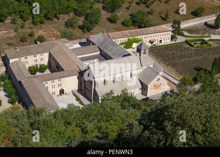 Ansicht der Abbaye Notre-Dame de Sénanque in der Nähe von Gordes, Provence, Frankreich Stockfoto