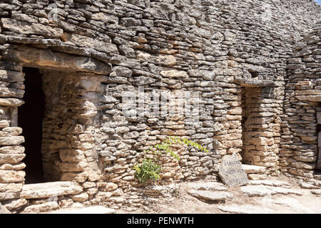 Trockenmauern Hütten im Village Des Bories, in der Nähe von Gordes, Provence, Frankreich. Stockfoto