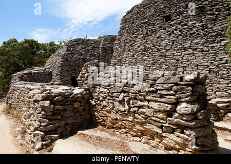 Trockenmauern Hütten im Village Des Bories, in der Nähe von Gordes, Provence, Frankreich. Stockfoto