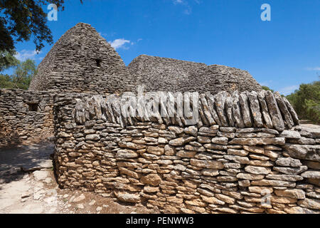 Trockenmauern Hütten im Village Des Bories, in der Nähe von Gordes, Provence, Frankreich. Stockfoto