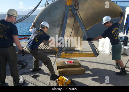 160114-N-RP 878-033 Souda Bay, Griechenland (Jan. 14, 2016) Taucher zu den Mid-Atlantic regionale Maintenance Centre Norfolk, Virginia zugeordnet, führen Reparaturen an USS Carney (DDG64) 14.01.2016. Carney, einem der Arleigh-Burke-Klasse geführte-missile Destroyer, vorwärts zu Rota, Spanien bereitgestellt werden, ist die Durchführung einer Routinepatrouille in den US 6 Flotte Bereich der Maßnahmen zur Unterstützung der US-amerikanischen nationalen Sicherheitsinteressen in Europa. (U.S. Marine Foto von Mass Communication Specialist 1. Klasse Theron J. Godbold/Freigegeben) Stockfoto