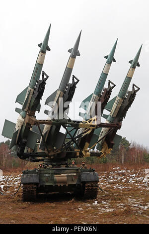 Soldaten der 35th Air Defence Squadron (Polnische Armee) die Trägerrakete geladen W 125 SC Anti-missile system Mobilität während einer Demonstration für die Soldaten, die zu einer Batterie zugewiesen, 5 Battalion, 7th Air Defense Artillery Brigade zur Unterstützung der Panther Qualitätssicherung, die eine Interoperabilität der Bereitstellungsbereitschaft übung, 31.01.14, bei Skwierzyna, Polen demonstrieren. Polnische und US-Streitkräften im Vergleich Hinweise zu deren ähnliche Flugkörper. Panther Qualitätssicherung ist eine Demonstration der Fähigkeit, die North Atlantic Treaty Organisation, ihre Kräfte zu bündeln, um schnell und frei über die Grenzen bewegen, Alliierten und halten die Freiheit des Stockfoto