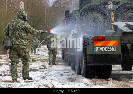 Soldaten der 35th Air Defence Squadron (Polnische Armee) Ihr Fahrzeug Dekontamination Fähigkeiten für die Soldaten, die zu einer Batterie zugewiesen, 5 Battalion, 7th Air Defense Artillery Brigade während Panther Qualitätssicherung demonstrieren, eine Interoperabilität der Bereitstellungsbereitschaft übung, 31.01.14, bei Skwierzyna, Polen. Verstärkte Beteiligung an multinationalen Übungen hilft das Ziel der verbesserten Interoperabilität in Zukunft Ausbildung und der realen Welt zu erreichen. (U.S. Armee Foto von Sgt. Paige Behringer, 10 Drücken Sie Camp Headquarters) Stockfoto