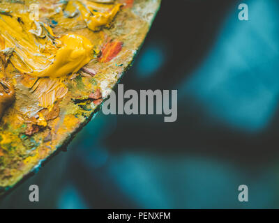 Künstler bunten Ölfarben auf Holz- Palette oder Leinwand. Close up Abstract background. Kunst Konzept. Platz kopieren Stockfoto