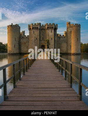 Dawn an Bodiam Castle (erbaut 1395), Bodiam, Robertsbridge, East Sussex, England Stockfoto