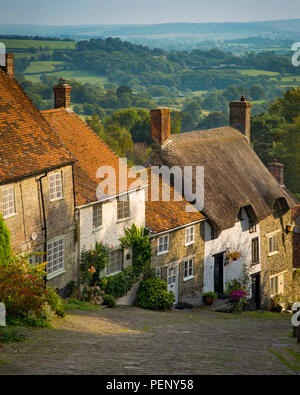 Abend am Gold Hill in Shaftesbury, Dorset, England Stockfoto