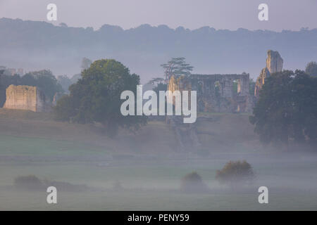 Misty Dawn über alte Sherborne Castle - Sir Walter Raleigh's Home, Sherbourne, Dorset, England Stockfoto
