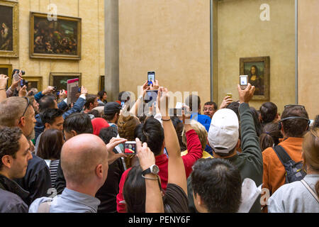 Masse um die Mona Lisa Malerei, Musée du Louvre, Paris, Frankreich Stockfoto