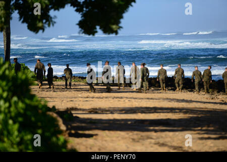Die Marines führen am 18. Januar 2016 eine koordinierte Suche entlang des Strandes vor dem Haleiwa Incident Command Post in Haleiwa, Hawaii, durch. Die Organisation konzentriert sich auf die Lokalisierung von 12 vermissten Marines nach einem Hubschrauberabsturz der CH-53 vor der Nordküste Oahus. Das Personal führt Patrouillen durch, überwacht die Umweltbedingungen und kommuniziert mit der Küstenwache und anderen Einheiten, um die betriebliche Effizienz und Sicherheit während der Such- und Rettungsmaßnahmen aufrechtzuerhalten. Stockfoto