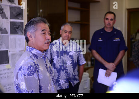 Der Gouverneur von Hawaii spricht am 18. Januar 2016 an Führern des Haleiwa Incident Command Posts in Haleiwa und würdigt, dass Personal an Such- und Rettungsbemühungen für 12 Marines beteiligt war, die nach einem Hubschrauberabsturz der CH-53 vor der Nordküste von Oahu vermisst wurden. Der Besuch hebt die Koordinierung zwischen Küstenwache, Marinekorps und anderen Agenturen hervor, um die Sicherheit, die Einsatzbereitschaft und die Effektivität bei Seesuchoperationen aufrechtzuerhalten. Stockfoto