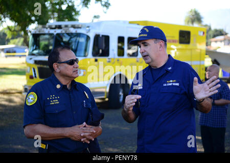 Der Kommandant der Küstenwache Honolulu besuchte am 18. Januar 2016 den Haleiwa Incident Command Post in Hawaii, um sich bei der Suche nach 12 Marines zu bedanken, die nach einem Hubschrauberabsturz vor der Nordküste von Oahu vermisst wurden. Das ICP koordinierte Such- und Rettungseinsätze mit der Honolulu Fire Department und der US Coast Guard und verwaltete Flugzeuge, Personal und Notfallmaßnahmen. Das Ereignis wurde von der Küstenwache für offizielle Aufzeichnungen dokumentiert. Stockfoto