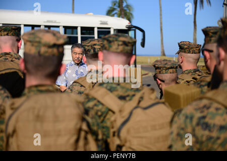 Der Gouverneur Hawaiis sprach am 18. Januar 2016 im Haleiwa Incident Command Post an die US-Marines und dankte dem Personal, das an der Suche nach 12 vermissten Marines nach einem Hubschrauberabsturz vor der Nordküste Oahus beteiligt war. Das ICP koordinierte Flugbetrieb und Seeverkehr, Kommunikation und Teameinsätze für eine effektive Such- und Rettungsaktion. Die US-Küstenwache dokumentierte Operationen und stellte Sicherheitsverfahren, Notfallbereitschaft und Koordination zwischen Militär und lokalen Behörden sicher. Stockfoto