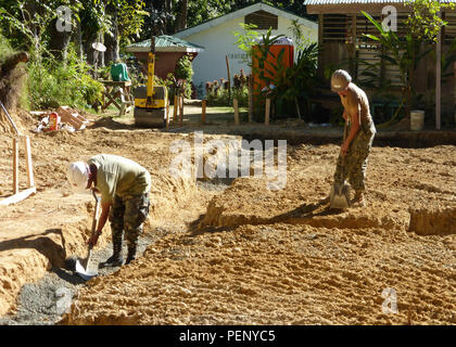 160107-N-ZZ 999-004 Cebu, Philippinen (Jan. 7, 2015) Constructionman Ausrüstung Fahrer Jose Solis von St. Louis, MO., neben einem Mitglied der Streitkräfte der Philippinen 53rd Engineering Brigade, Schotter für die Gründung einer neuen zwei Klassenzimmer Schule Gebäude an Cantipay Volksschule. Naval Mobile Konstruktion Bataillon (NMCB) 3 ist in mehrere Länder im Pazifischen Raum von Operationen Durchführung von Bauleistungen und humanitäre Hilfe Projekte bereitgestellt. (U.S. Marine Foto von steelworker 1. Klasse Honer Villanueva / freigegeben) Stockfoto