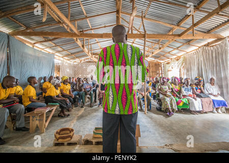 Der Pfarrer steht vor seiner Gemeinde in Ganta, Liberia Stockfoto