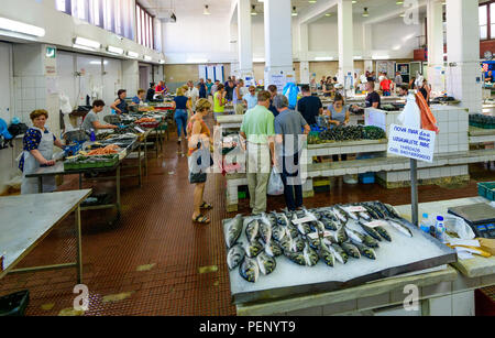 Zadar, Kroatien - 3. Juli 2018: Fishmarket in Zadar ist eine der größten und am besten in Kroatien geliefert und zieht viele einheimische und ausländische Käufer. Frische Stockfoto