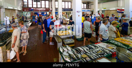 Zadar, Kroatien - 3. Juli 2018: Fishmarket in Zadar ist eine der größten und am besten in Kroatien geliefert und zieht viele einheimische und ausländische Käufer. Frische Stockfoto