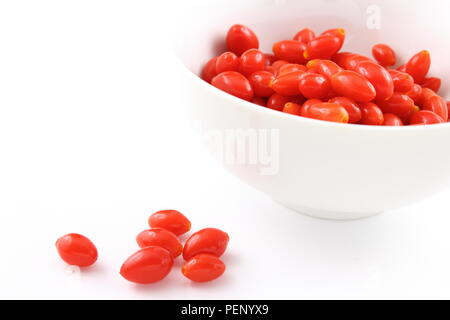 Zusammensetzung der frische Goji Beeren in einer weißen Schüssel auf weißem Hintergrund Stockfoto