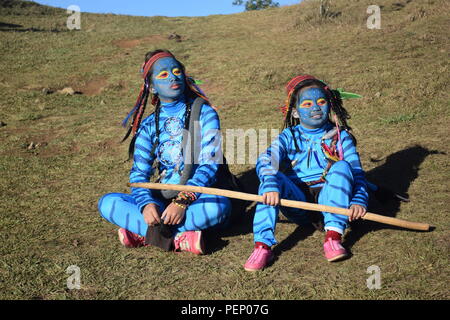 Zwei junge Avatar Mädchen und Keytiri Feytiri am Mt. Ulap und Roaming innerhalb der dichten Kiefernwald am Ampucao Sta. Fe Grate. Stockfoto