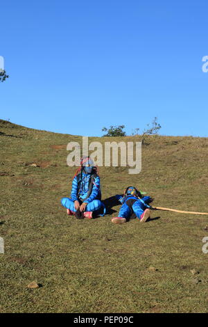 Zwei junge Avatar Mädchen und Keytiri Feytiri am Mt. Ulap und Roaming innerhalb der dichten Kiefernwald am Ampucao Sta. Fe Grate. Stockfoto