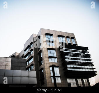 Moderne Architektur in der Stadt in Malta, die für Büro- und Wohnzwecke genutzt wird. Stockfoto