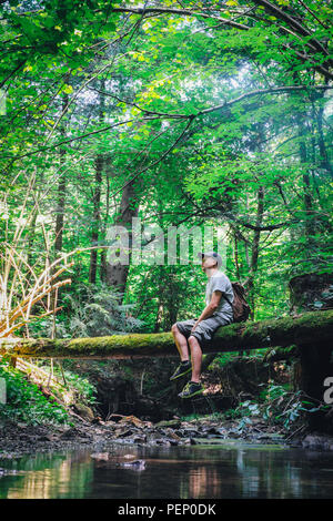 Allein der Mensch in den wilden Wald Stockfoto