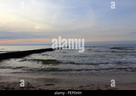 Die Leiste an der Ostsee Strand von Ustronie Morskie, Polen in der Abenddämmerung Stockfoto